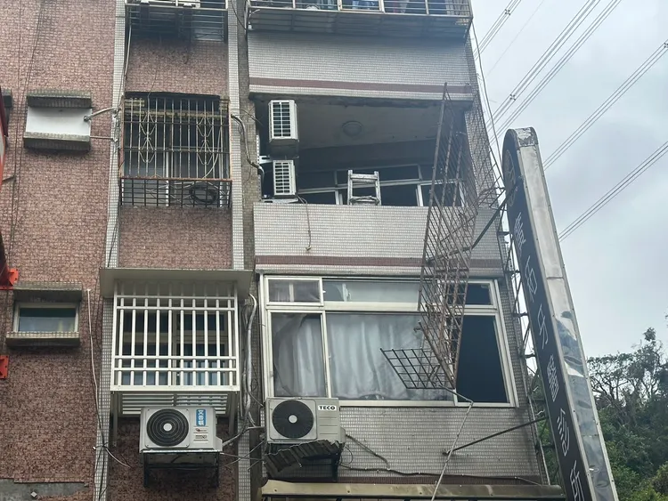 馮男當時正在修鐵窗。警方提供