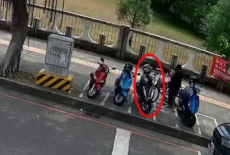 王姓婦人曾在一中商圈偷走2頂價值逾4萬元的安全帽。民眾提供