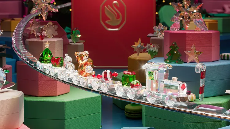 聖誕倒數日曆內含有透明水晶火車、動物小雕像等小擺件。品牌提供