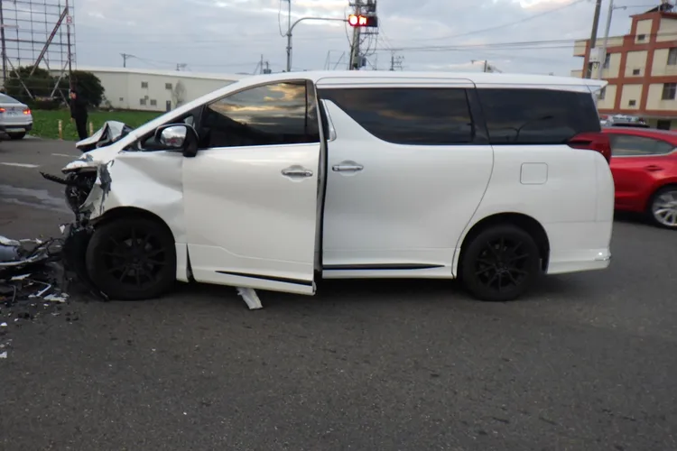 肇事車輛為俗稱「保母車」的Toyota Alphard商旅車。民眾提供