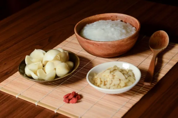 百合杏仁粥可以滋陰潤燥、養肺安神。台北慈濟醫院提供