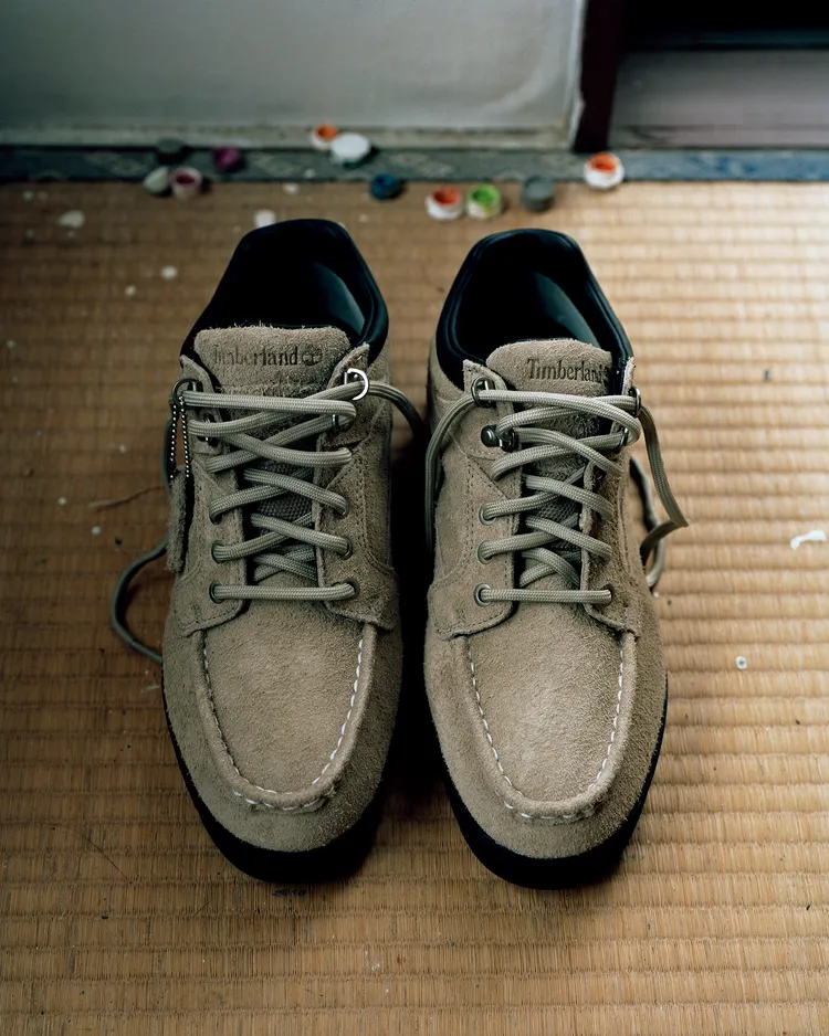 聯名鞋以經典Moc toe工裝靴為藍本。品牌提供