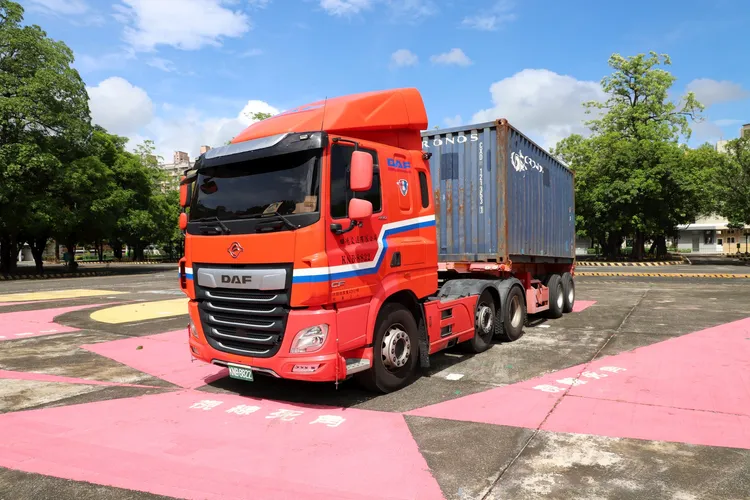 「飛天小女警」高雄市偵查佐小貝(蔡玉貝)拍攝短片，提醒駕駛朋友專注行車，隨時注意周遭車流與路況。市府提供