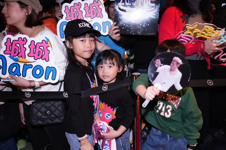 8歲鄭小妹（左1）受媽媽影響，從baby時期就聽郭富城歌長大。彭欣偉攝