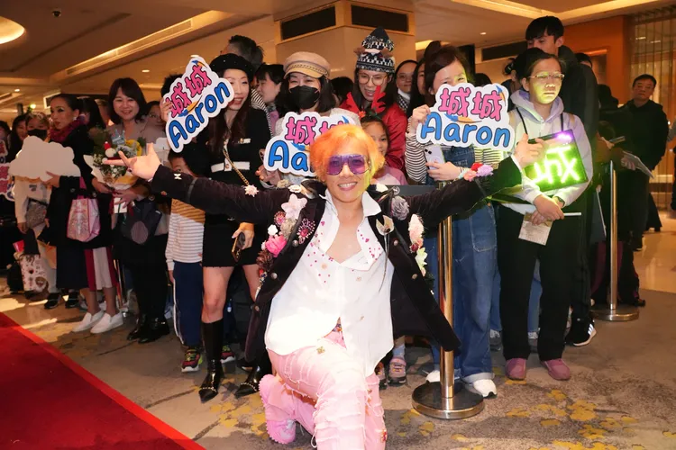 鐵粉黃先生復刻郭富城演唱會造型接風，相似度超高。彭欣偉攝