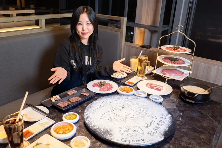 輝人跟自己的Q版畫像合照。三立提供