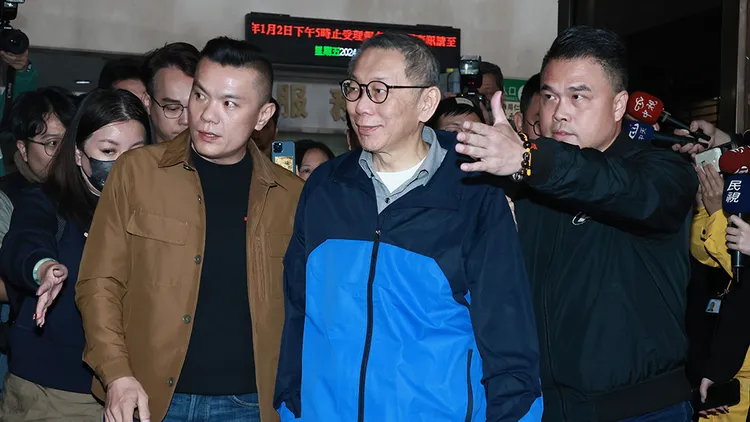 柯文哲前天獲3000萬元交保，今早北檢抗告成功，他與李文宗、沈慶京、應曉薇等4人是否能如願與家人跨年，過農曆年，恐生變數。彭欣偉攝