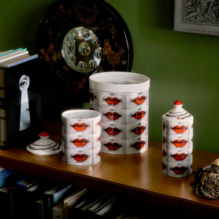 Fornasetti緋紅唇印香氛蠟燭，310g／9580元、1020g／1萬6380元。品牌提供