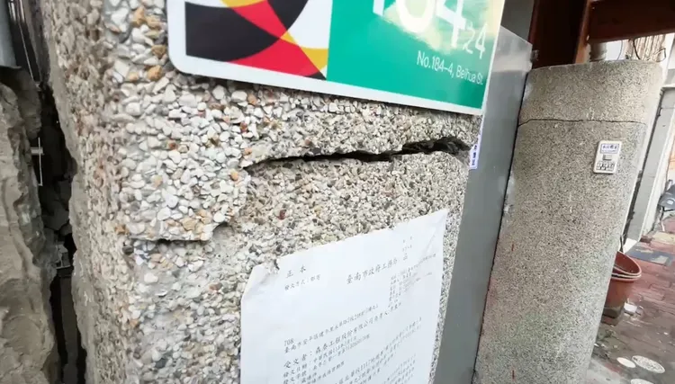 受災戶門柱裂開，觸目驚心。民眾提供