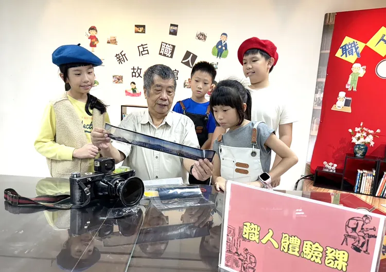 攝影職人黃進發和小朋友分享機上空拍的故事。館方提供