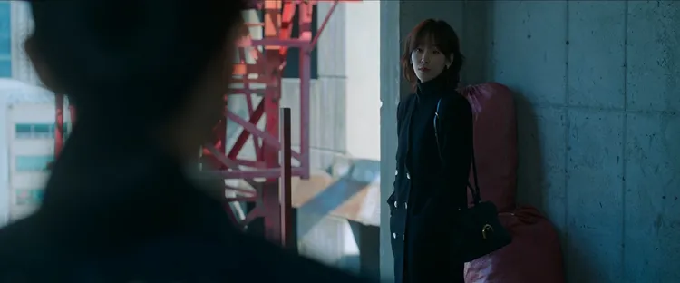 徐玄振以全黑穿搭配上Delvaux Brillant PM黑色。翻攝Netflix