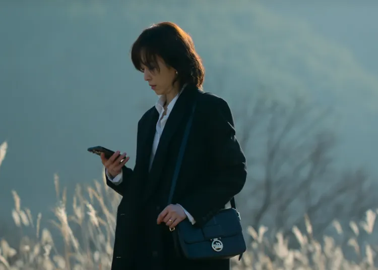 徐玄振以簡約黑白穿搭配上LONGCHAMP的Box-Trot包。翻攝Netflix