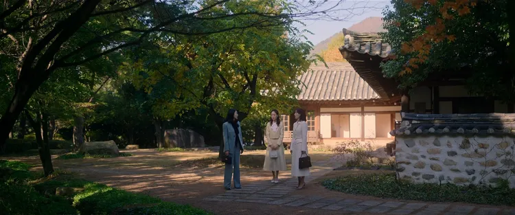 徐玄振（右）搭配黑色Delvaux Tempête MM。翻攝Netflix