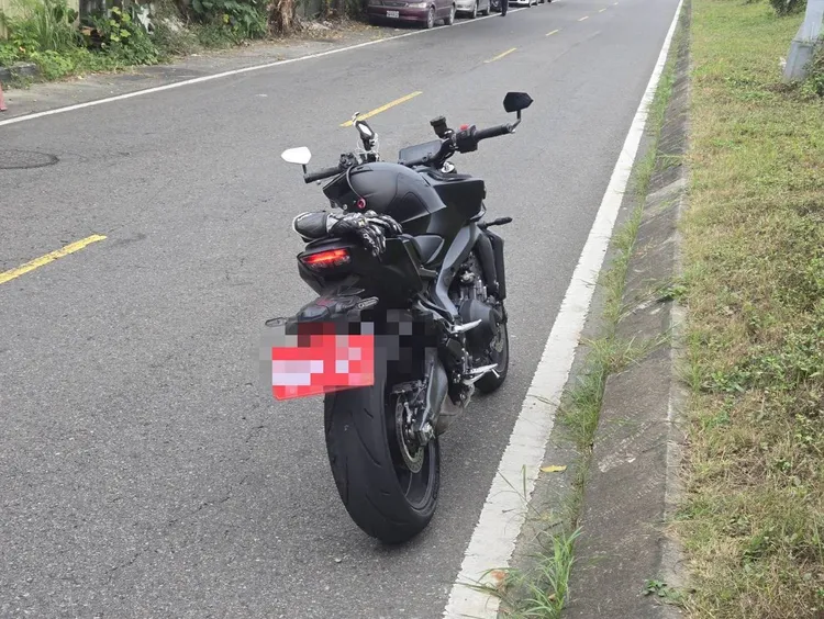 張男的紅牌重機。民眾提供