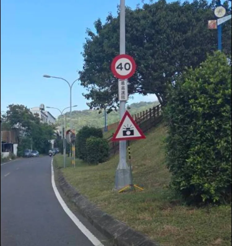 警方出示照片說，「警52」標誌就設在測照地點約220公尺處的於電線桿明顯處。警方提供