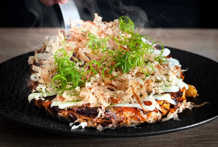 日式經典料理「大阪燒」，飄逸的柴魚片令人食慾大開。業者提供
