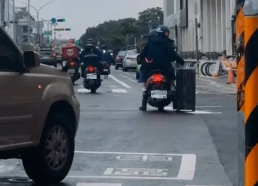 台南人真的狂！機車載客提行李箱路面拖行　警指違法！網笑「是業配嗎」