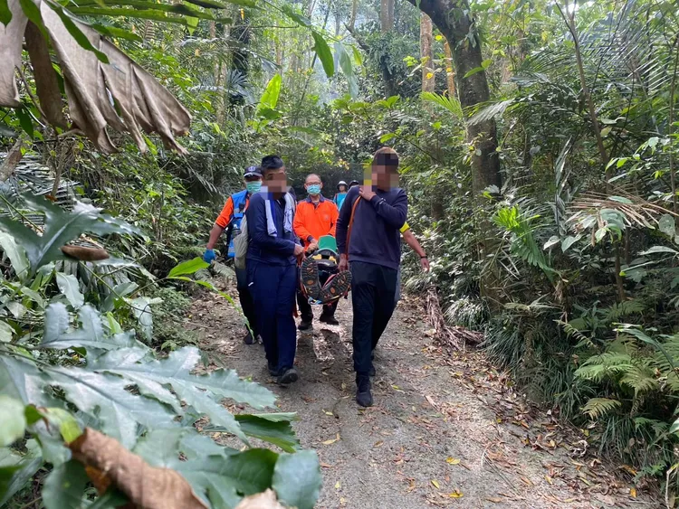 警消與熱心民眾接力扛抬王男下山就醫。民眾提供