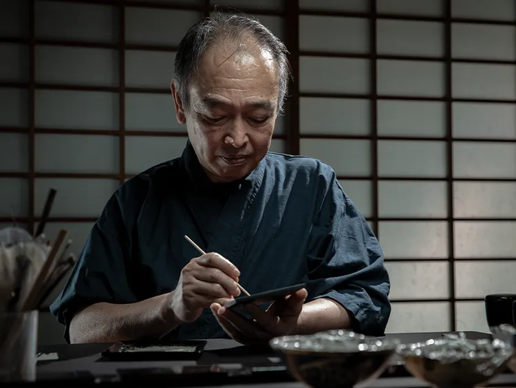 傳統藝術大師野村守製作《重力丸：燦》青貝藍漆刀鞘。品牌提供