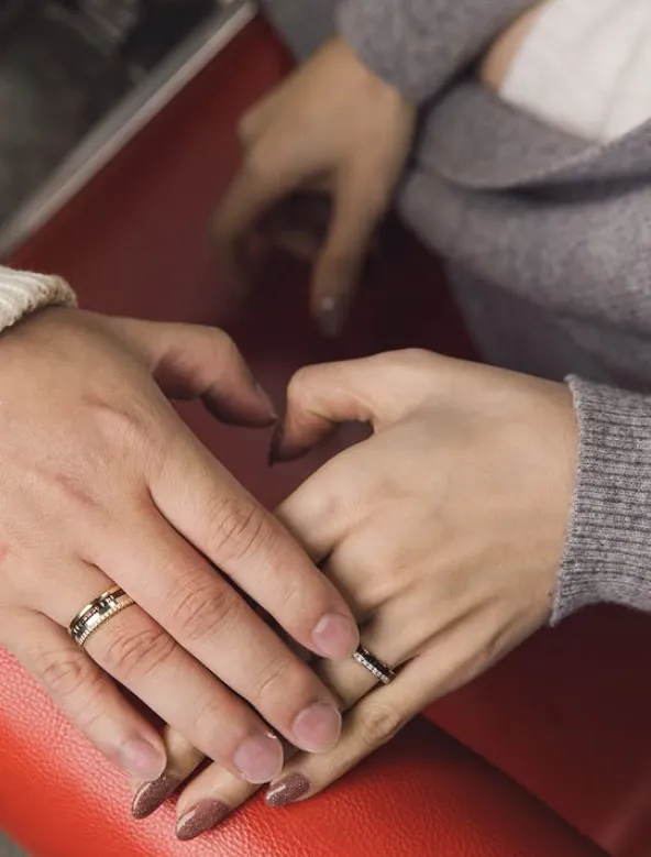 結婚戒指套牢彼此。翻攝依依IG