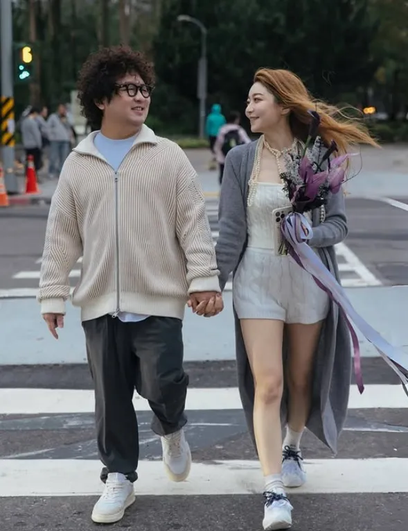 依依和納豆已成夫妻，牽手放閃。翻攝依依IG