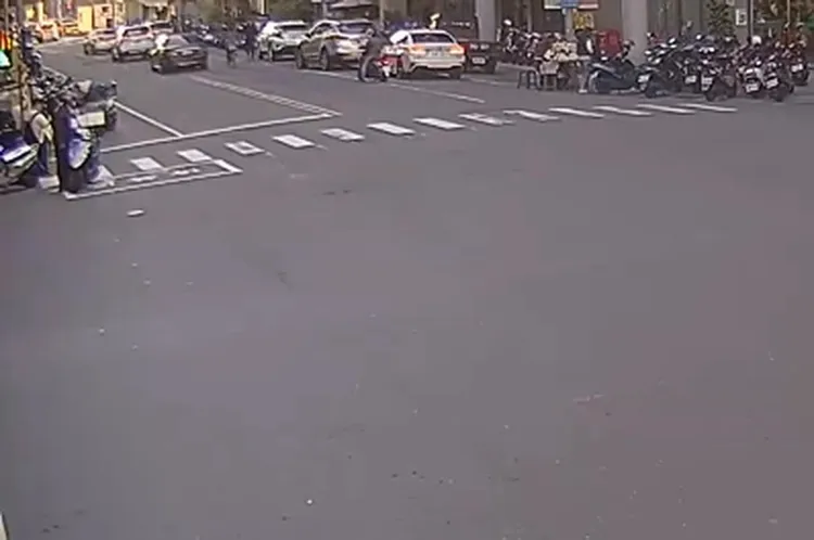 機車騎士竟直接停車在待轉區。翻攝畫面