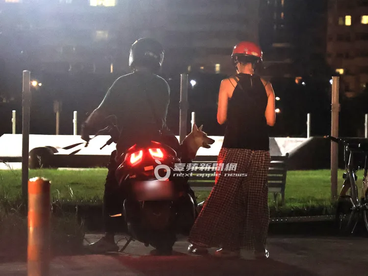 鄭楠鐘（左）坐在摩托車上發動，準備載女友離開。特勤中心攝