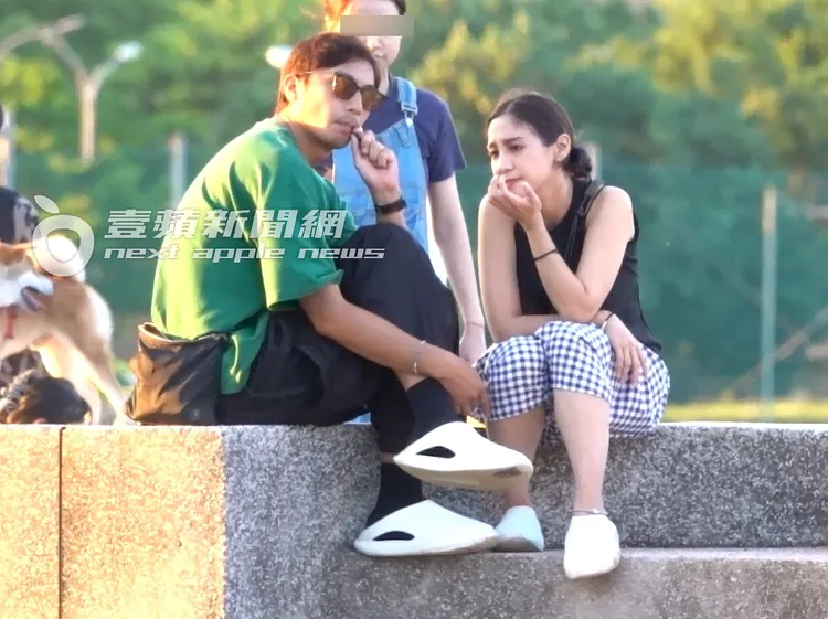 鄭楠鐘（左）菸癮又犯抽著電子煙，女友無奈在一旁發呆。特勤中心攝