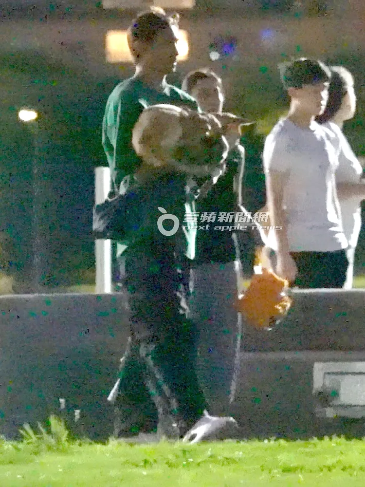 鄭楠鐘（左）抱著毛小孩和女友準備回去取車。特勤中心攝