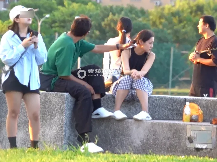 鄭楠鐘（左）望著愛犬，單手幫女友按摩脖子。特勤中心攝