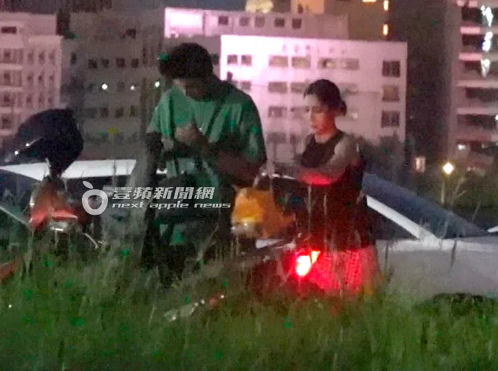 鄭楠鐘（左）整理包包，女友準備戴上安全帽。特勤中心攝