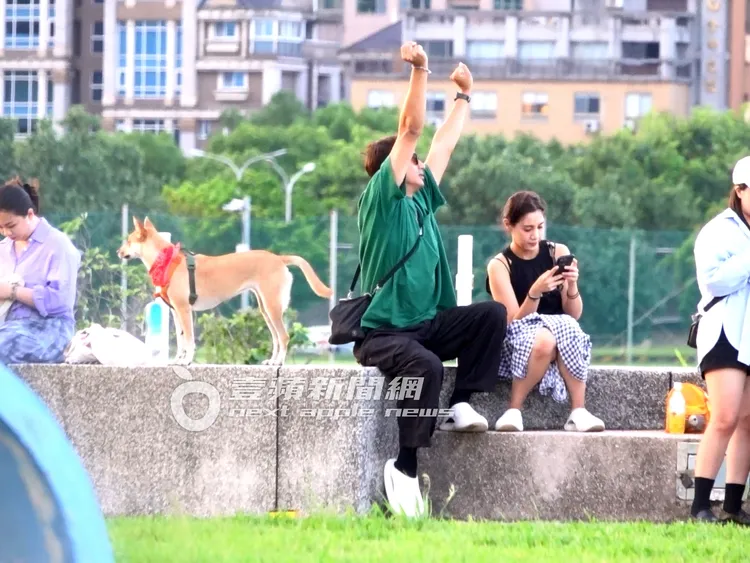 鄭楠鐘（左）伸懶腰，女友在一旁滑手機。特勤中心攝