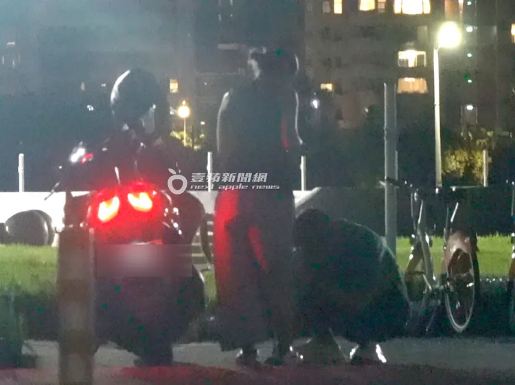 鄭楠鐘（右）蹲在地上貼心幫女朋友擦鞋。特勤中心攝