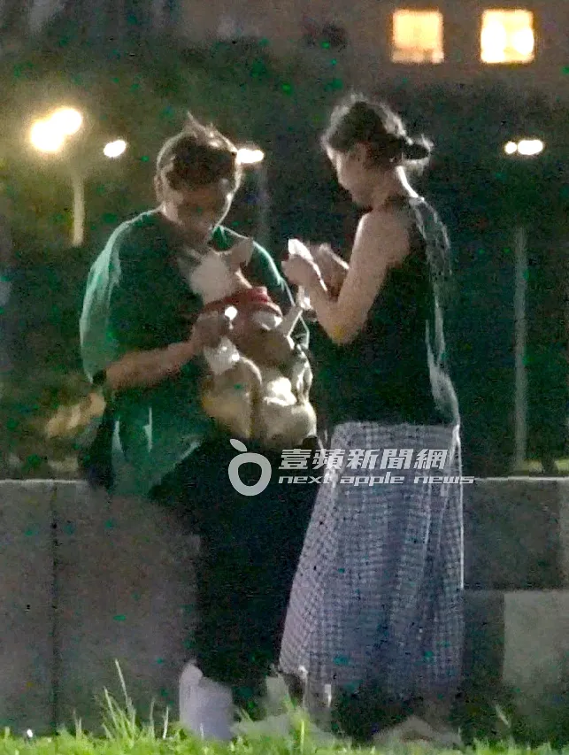 鄭楠鐘（左）抱住毛小孩，女朋友幫忙寶貝狗兒子擦腳。特勤中心攝