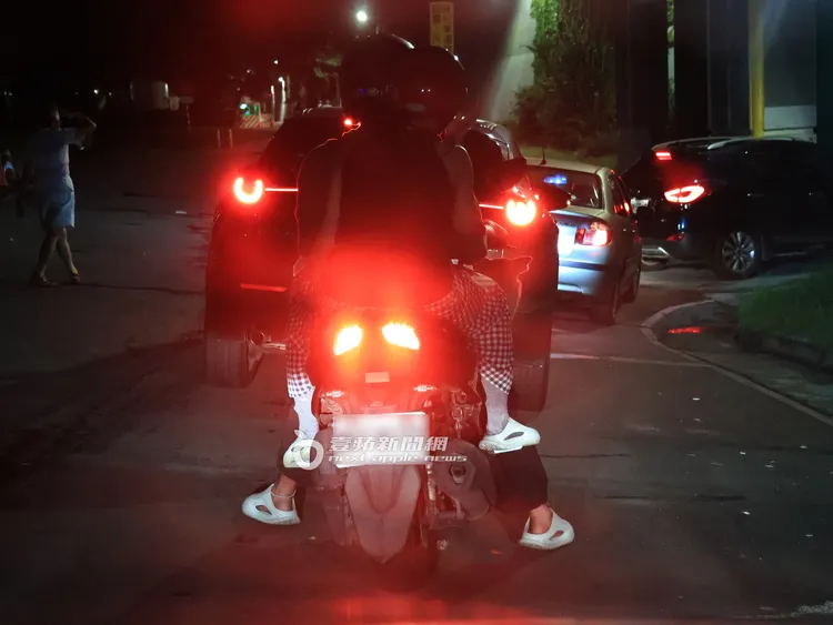 鄭楠鐘騎著摩托車載女友及寶貝狗兒子回家。特勤中心攝