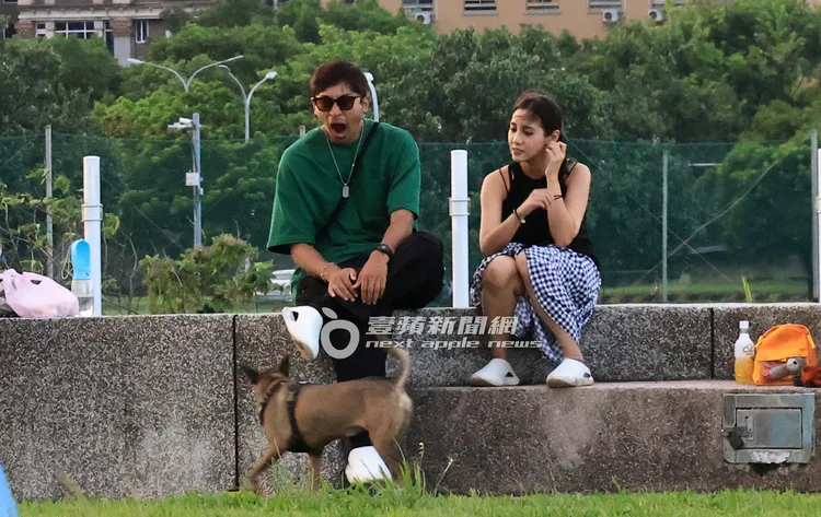 鄭楠鐘（左）邊打哈欠邊跟女友遛狗。特勤中心攝