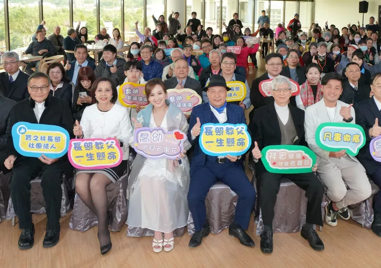 喬幼（前排左3）為公益獻唱。圖／祥宏健康股份有限公司提供