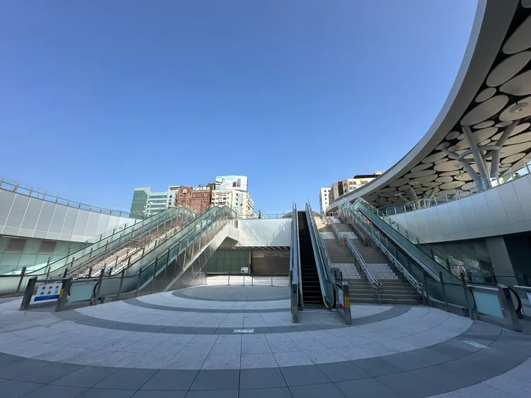 高雄車站廣場天棚完工啟用後，臺鐵積極辦理高雄車站商業大樓招商計畫。台鐵提供