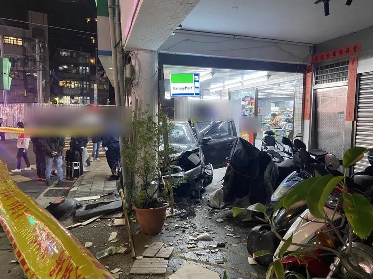 一旁10多輛機車無端遭波及。警方提供