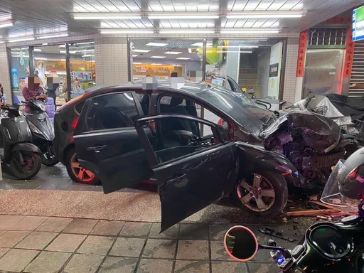 《玩命關頭》北投版!2車街頭對撞狂冒白煙 狂飆撞進騎樓殃16輛機車