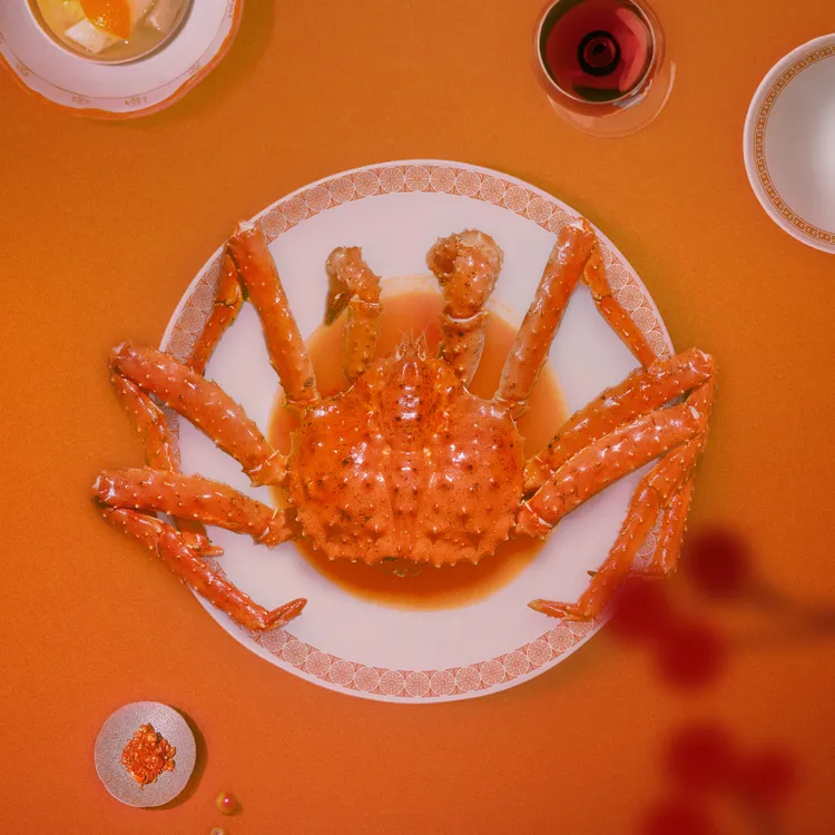 橘色門市限定年菜「尊爵海陸組」嚴選日本活鱈場蟹，經過細膩拆解處理，一口吃下為金蛇年八方招財。業者提供