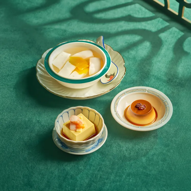 每組門市限定年菜皆可品嚐到橘色招牌甜點杏仁豆腐或焦糖布丁。業者提供