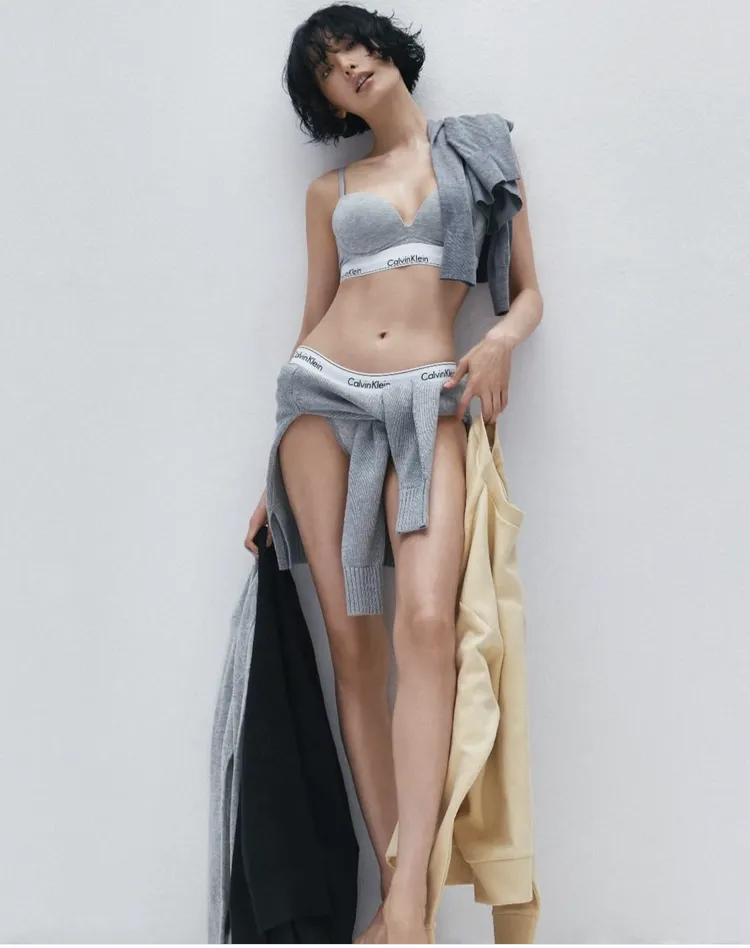 NANA換上Calvin Klein經典灰色棉質內衣。翻攝IG