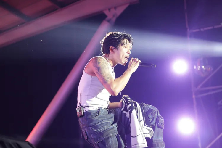 歌手賣力演唱連上衣都「脫掉」。南市府提供。南市府提供