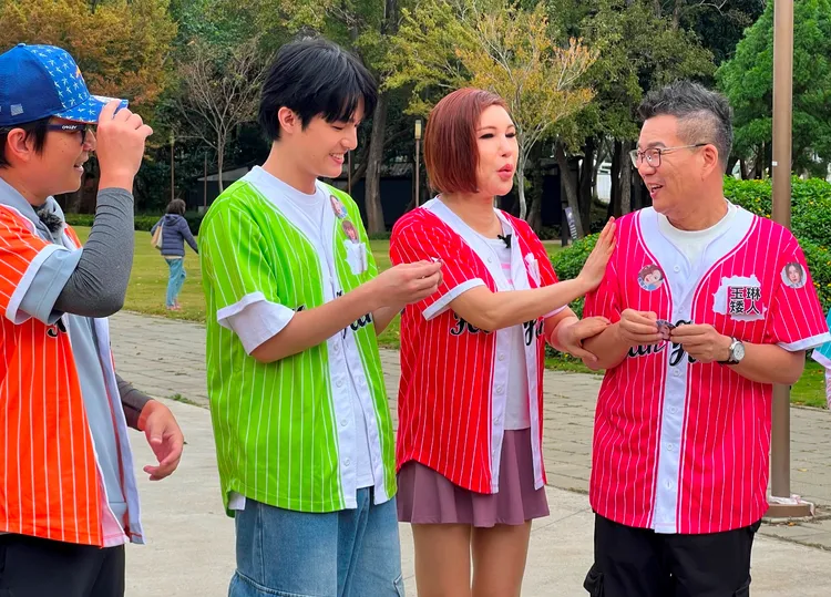 利菁(右2)上中視《飢餓遊戲》和鄭彫秦(左2)公費戀愛。中視提供