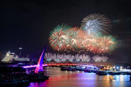 最早慶跨年!「1314跨河煙火」明閃耀新北夜空 3萬發絢爛花火綿延1公里天際線好壯觀