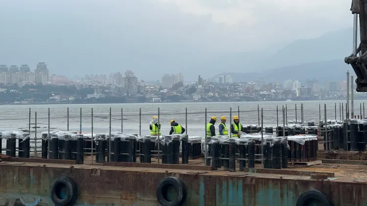 今年煙火彈全數佈置於六艘平台船，以淡江大橋為背景設置於淡水河口。高灘處提供