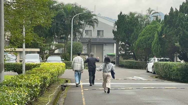 柯文哲在２位黨工陪下，進到北所行政大樓領取物品。特勤中心攝