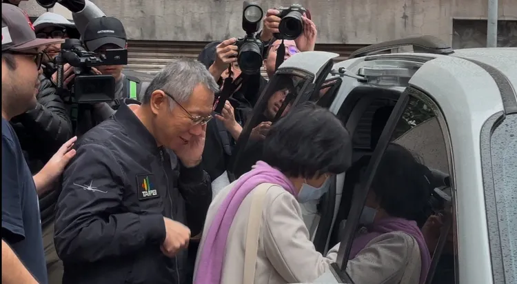 陳佩琪把握跟柯文哲相處時間，連去北索取物都要陪同。特勤中心攝