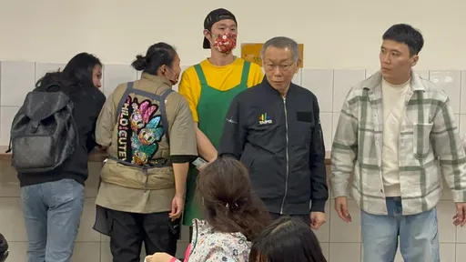 柯文哲交保！返家後外出首站是這裡　乖乖排隊做一事